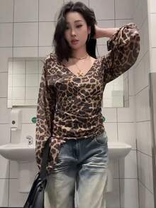 レディース レオパード柄 トップス 長袖 Vネック Tシャツ カットソー 豹柄 ベルスリーブ フレアスリーブ タイト スリム フィット 着痩せ 体型カバー 二の腕カバー 華奢見え セクシー ギャル Y2K レトロ ヴィンテージ風 ストリート 韓国ファッション 大人可愛い きれいめ フェミニン 秋服 春秋 秋物 デート お出かけ クラブ パーティー 骨格ウェーブ 骨格ストレート 高見え 薄手 柔らかい インナー 重ね着 アニマル柄 20代 30代 モード 女子会 1枚映え 鎖骨見え 美シルエット - ブラウン - チェックする 3