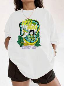 Graphic Of A Blue And Yellow Snake Humorously Embracing A Character Among Tropical Leaves, Conveying A Playful Message Of Trust And Affection. Comfortable Casual Women's T-Shirt For Summer And Everyday Wear. - 白色 - 查看 1
