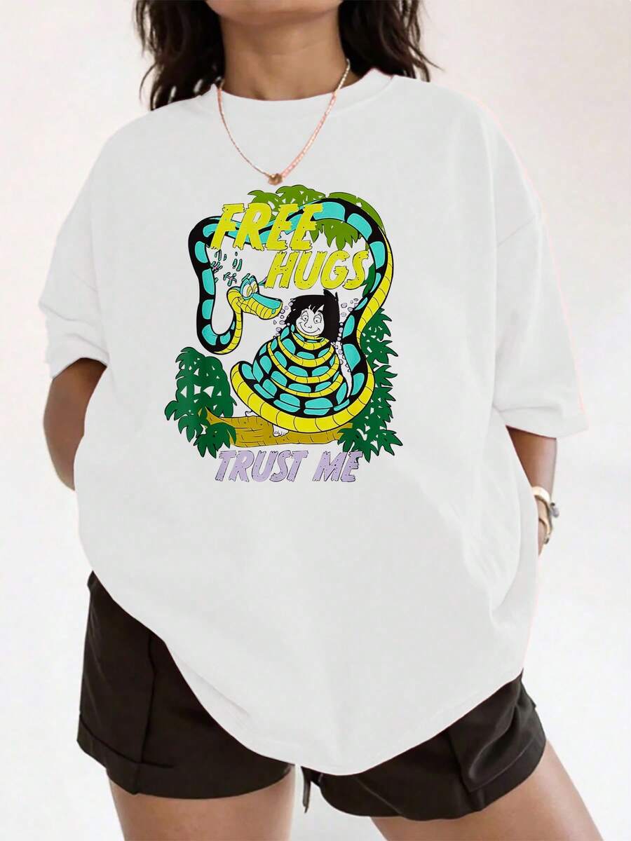 Graphic Of A Blue And Yellow Snake Humorously Embracing A Character Among Tropical Leaves, Conveying A Playful Message Of Trust And Affection. Comfortable Casual Women's T-Shirt For Summer And Everyday Wear. - 白色 - 查看 1