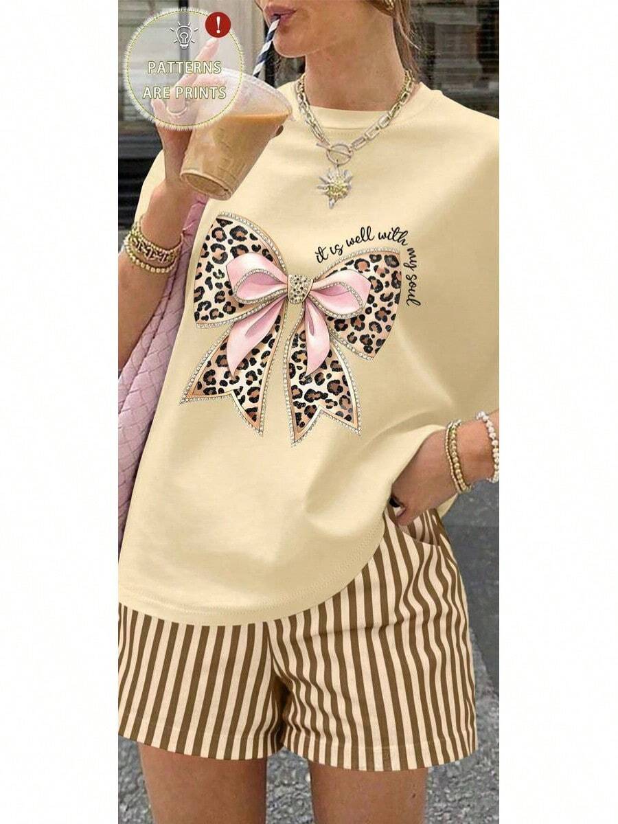 Una camiseta de manga corta para mujer con estilo retro americano, de diseño holgado y estampado (los pantalones son solo sugerencias de estilo). Este artículo sencillo y elegante presenta patrones de texto con temática tropical, siendo un elemento imprescindible para crear un estilo relajado de vacaciones. Es muy adecuado para ocasiones como el Día del Trabajo y el Día de la Independencia de México. La gruesa camiseta multicolor está hecha de 100% algodón con estampados modernos, y es adecuada tanto para hombres como para mujeres. Es un estilo completamente nuevo para primavera/verano/otoño, transpirable y cómodo, sencillo y versátil. - Beis - Ver 1