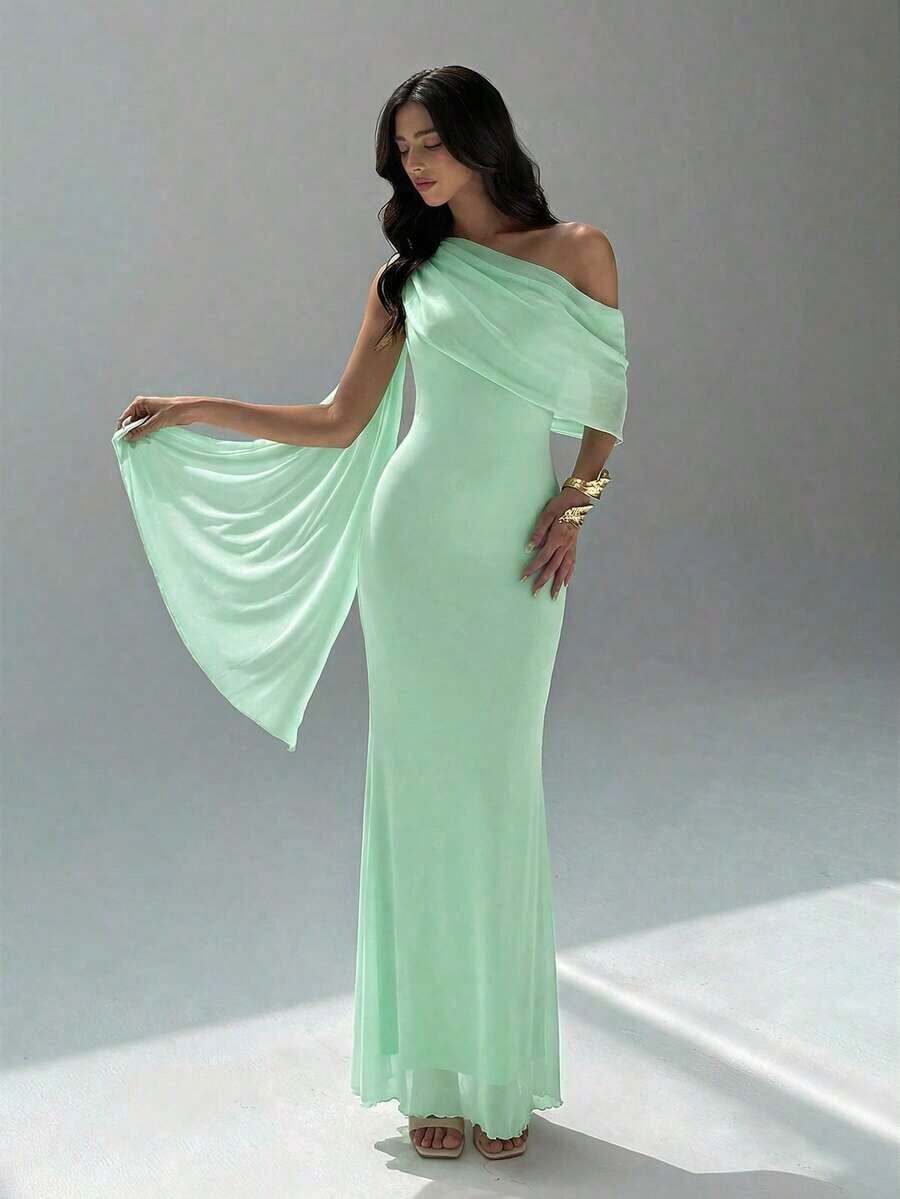 Vestido de mujer de unicolor con hombros asimétricos - verde menta - Ver 1