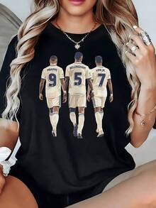 Tres jugadores de fútbol caminando juntos simbolizan fuerza unión perseverancia y pasión compartida por el deporte camiseta de mujer casual moderna cómoda ideal para fanáticas del fútbol - Negro - Ver 8