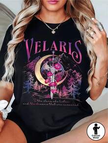 Camiseta con temática del libro Veralis |   Camiseta casual negra de manga corta y cuello redondo, con el logo de la ciudad de Verares y un diseño de cielo nocturno (pinos, murciélagos, luna creciente) - hecha de material elástico/spandex, un imprescindible diario para los fans de las novelas de fantasía que no saben qué ponerse. - Negro - Ver 7