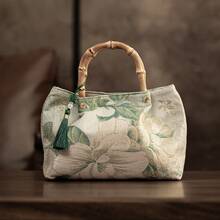 Handtasche - Grüner Bambus, der Blumen reflektiert