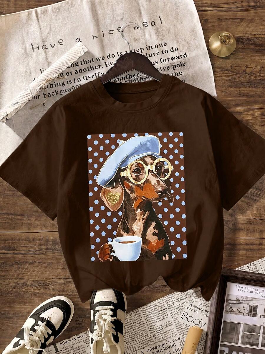 Áo thun nữ cổ tròn tay ngắn họa tiết chó Dachshund chấm bi dễ thương, kiểu dáng tối giản, thích hợp mặc mùa hè. - Cà phê nâu - Xem 1