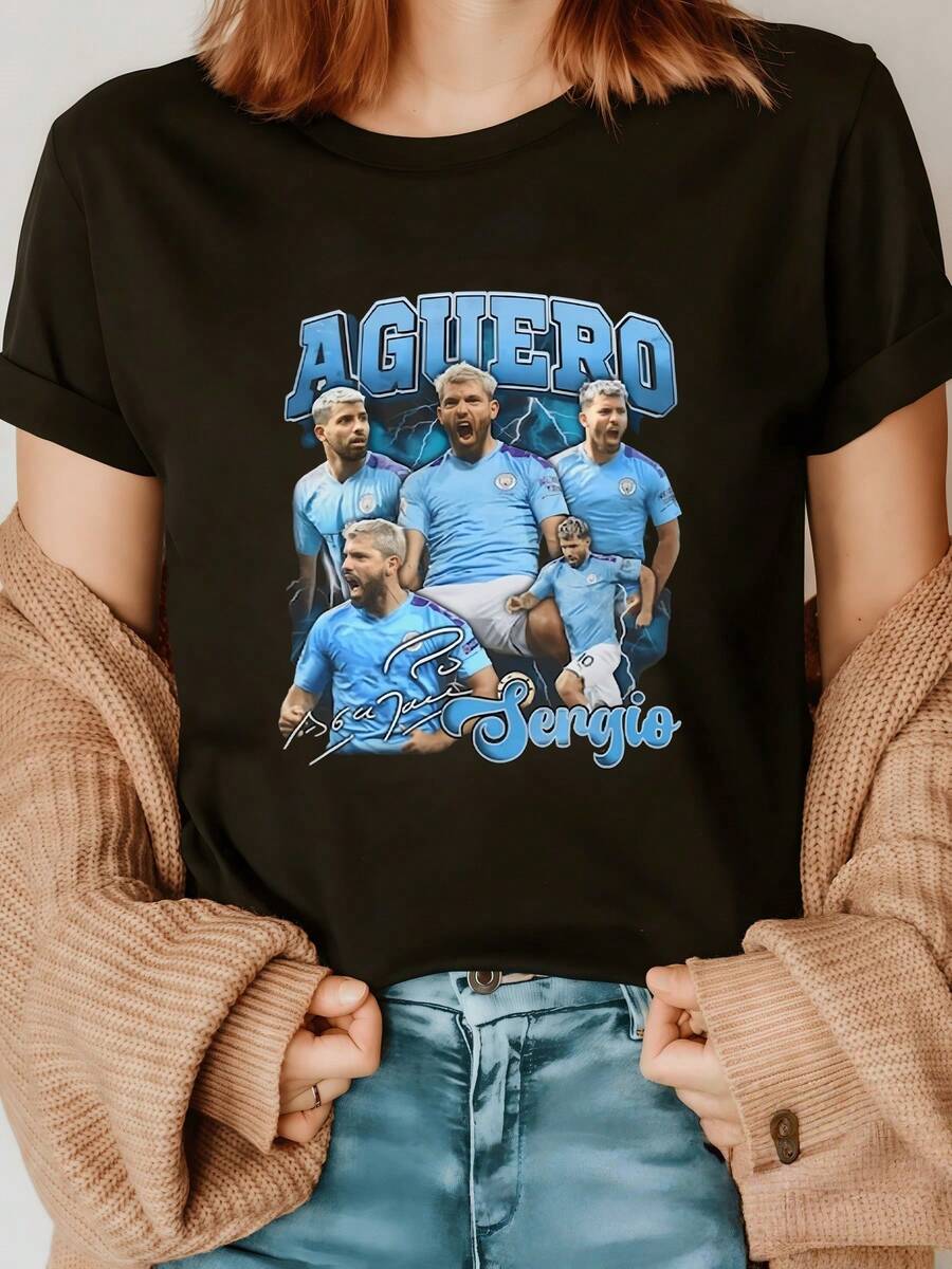 Players In Blue Uniforms Celebrating The Passion For Football And The Energy Of The Sporting Spirit With Lightning Bolts Symbolizing Strength And Determination. Women's Casual T-Shirt, Modern And Comfortable For Everyday Wear. - 黑色 - 查看 1