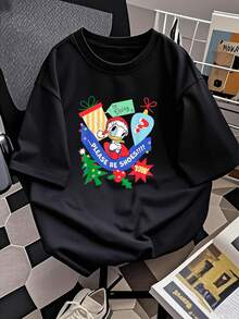 El estampado muestra un personaje femenino alegre rodeado de regalos y adornos festivos con mensaje divertido que transmite emoción por la sorpresa, perfecta para celebrar con buen humor y energía positiva, camiseta de mujer  cómoda y casual para uso diario - Negro - Ver 2