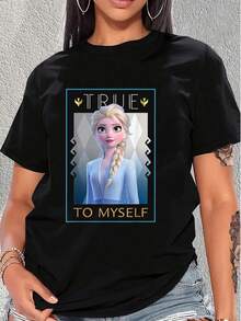 Ilustración de una mujer de cabello rubio trenzado con mirada serena que representa fortaleza interior y confianza personal en tonos fríos y elegantes camiseta de mujer  cómoda casual moderna para uso diario - Negro - Ver 6