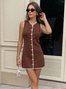Vestido corto de punto ligero de estilo minimalista y casual para la primavera/verano, con cuello en V, botones metálicos y sin mangas, para uso diario y de paseo - Color café rojo con borde blanco. - Ver 4