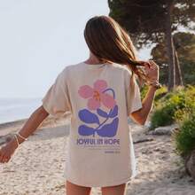 Camiseta Cristiana con Gráficos "Joyful in Hope" de , Camiseta de Jesús, Estilo Retro Boho Floral, Camiseta Cristiana con Flores Silvestres, Versículo Bíblico, Estética de Alta Calidad - Blanco - Ver 3