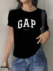 Letras grandes que representan energía dinámica y espíritu deportivo evocando confianza y actitud moderna perfecta para días casuales y momentos activos camiseta de mujer cómoda y versátil para diario - Negro - Ver 1