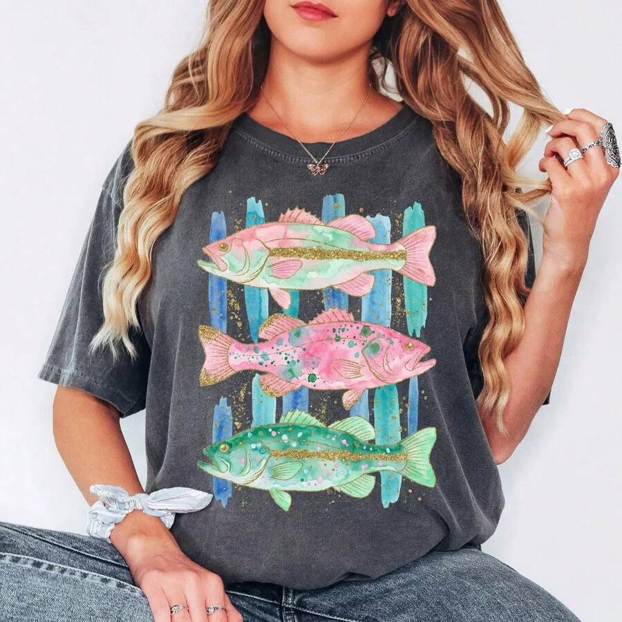 Comfortable Colorful Fishing T-Shirts, Bass Print T-Shirts, Stylish Short-Sleeved Fisherman T-Shirts, Women's Fishing Tops For The Lake Shore, Casual Summer T-Shirts With Fish And Color Themes. - 深灰色 - 查看 1