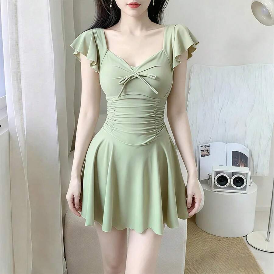 Traje de baño de mujer beige con estampado floral, cuello halter, diseño cruzado frontal, cintura fruncida y falda acampanada, ideal para verano y playa. - 12 - Ver 1