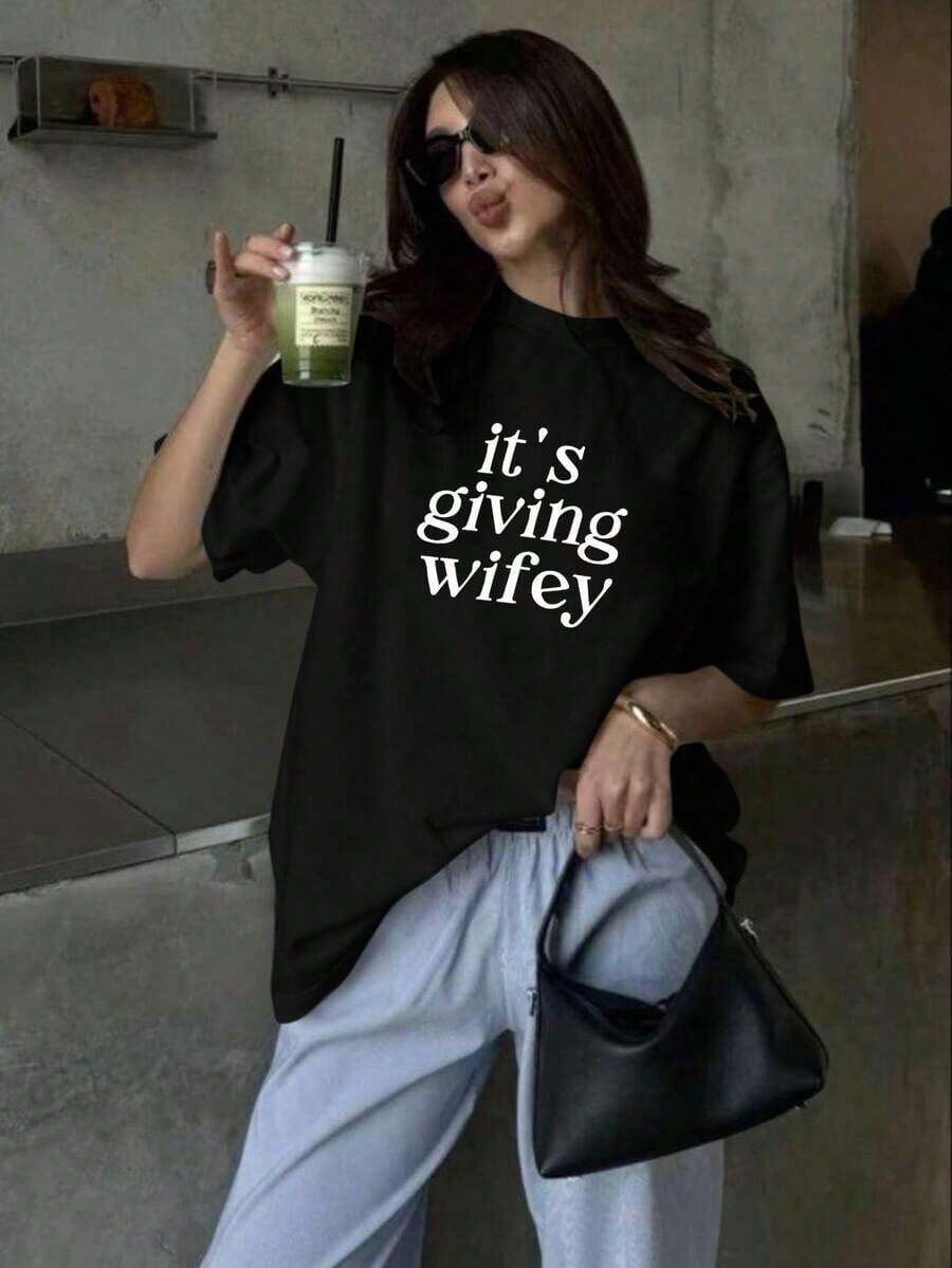 "It's Giving Wifey" Plus Size Crew Neck Short Sleeve T-Shirt - Bridal T-Shirt, Newlywed T-Shirt, Engagement Gift, Casual White Summer Honeymoon T-Shirt - 黑色 - 查看 1