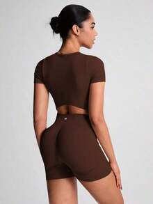 Conjunto deportivo de verano con top de manga corta de cuello redondo sin costuras y elástico y shorts de ciclismo de cintura alta con control de abdomen para yoga - Café integral - Ver 2