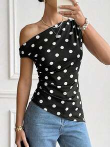 Camiseta de mujer casual con estampado de lunares asimétrica en los hombros, para verano - Negro - Ver 3