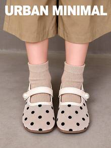 1 Pair New Girls' Black & White Polka Dot Mesh Mary Jane Shoes, Cream White Minimalist Vacation Style, Round Toe, Breathable, Durable, Non-Slip Rubber Sole, Flat Shoes, Pearl Strap Hook & Loop Closure, Suitable For 2-12 Years Old Girls, School, Daily, Outdoor, Party, Vacation Wear, Spring, Summer, All Seasons - Black and White - View 3