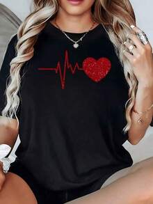 El gráfico muestra un corazón rojo conectado a una línea de electrocardiograma que simboliza la fuerza vital y el amor que impulsa cada latido camiseta de mujer moderna 100% algodón cómoda y atractiva para uso diario - Negro - Ver 2