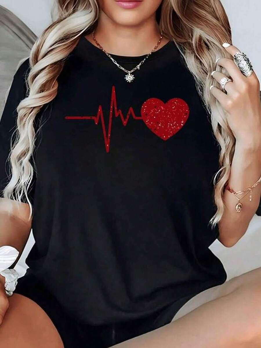 El gráfico muestra un corazón rojo conectado a una línea de electrocardiograma que simboliza la fuerza vital y el amor que impulsa cada latido camiseta de mujer moderna 100% algodón cómoda y atractiva para uso diario