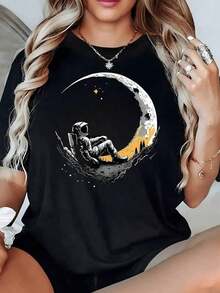 Astronauta sentado sobre media luna iluminada contemplando estrellas doradas en un cielo profundo camiseta de mujer 100% algodón 220g - Negro - Ver 2