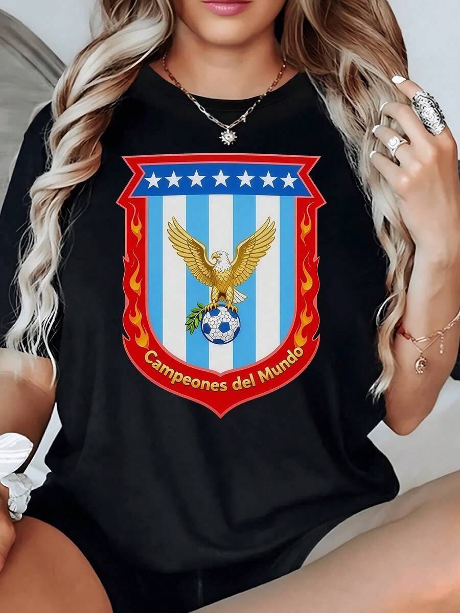 águila dorada sobre balón adornado con ramas verdes dentro de un escudo rojo y azul que simboliza fuerza victoria y orgullo nacional camiseta de mujer moderna cómoda para uso casual - Negro - Ver 1