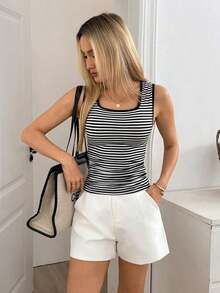 Camiseta de tirantes de cuello cuadrado a rayas minimalista y versátil para mujer, adecuada para uso diario y viajes al aire libre - Blanco y Negro - Ver 4