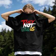 Women's Summer Clothing, Casual Soft Cotton T-Shirt With Round Neck, Contrasting Graffiti Letter Print With The Phrase "THEY NOT LIKE US". White. - 黑色 - 查看 1