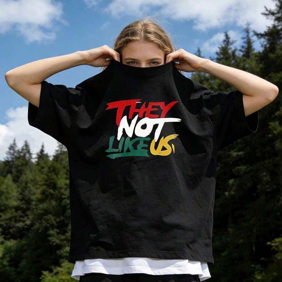Women's Summer Clothing, Casual Soft Cotton T-Shirt With Round Neck, Contrasting Graffiti Letter Print With The Phrase "THEY NOT LIKE US". White. - 黑色 - 查看 1