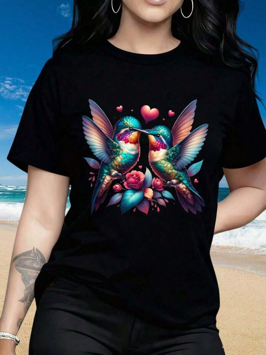 Women's Round Neck, Short-Sleeved T-Shirt With A Hummingbird In Love Design In Black. Summer Beach T-Shirt With An Artistic Bird Print. Casual Wear. Fun Prints Suitable For Valentine's Day, Christmas Parties, Sports Activities, Holiday Parties, And Other Festive Gifts (220g). - 黑色 - 查看 1
