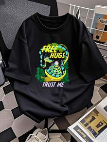 Serpiente colorida abrazando a un gato con la frase divertida Free Hugs Trust Me" simboliza humor, ironía y amistad en un entorno tropical camiseta de mujer  cómoda y casual adecuada para uso diario - Negro - Ver 2