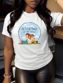 The Print Shows Two Friends Looking At The Sky With A Message About Seeking New Experiences And The Joy Of Exploring, Symbolizing Freedom And Lasting Friendship. This Comfortable And Casual Women's T-Shirt Is Ideal For Everyday Wear. - 白色 - 查看 2