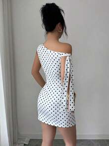 Vestido mini de punto con estampado de lunares, hombro asimétrico y lazo, elegante y ajustado. Vestido de verano casual y de moda, adecuado para fiestas, citas, reuniones, trabajo y uso diario de mujeres. Vestido de lunares con hombro asimétrico y - Blanco y Negro - Ver 2