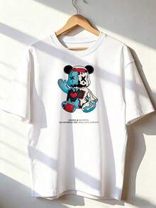 Camiseta con Oso de Juguete en Diseño Grunge Azul, Rojo y Blanco,Camiseta de manga corta de moda para primavera y verano de 2026, hecha en México, 180 gramos. Estampado de dibujos animados, modelo de pareja, apta para uso interior o exterior. Cuello redondo, unisex, ideal para oficina y ocio. Paquete de una pieza. - WH-P631577SLNDXZGY350 - Ver 2