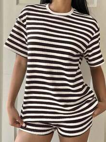 Set de 2 piezas de outfit casual de camiseta de manga corta a rayas negras y blancas con pantalones cortos - Marrón - Ver 3