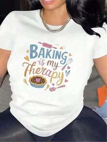 Premium Quality Cotton And Polyester Short-Sleeved T-Shirt With "Baking Is My Relaxation" Design For Use In The Kitchen, Comfortable, Ideal For Bakers, With Whisk And Cupcake Graphics, Soft, Perfect For Casual Outfits At Home Or In Restaurants, Urban Fashion T-Shirt. - 白色 - 查看 1