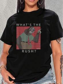 Imagen divertida de un perezoso con camisa y corbata transmitiendo una actitud relajada con la frase What's the rush reflejando humor y calma camiseta de mujer  casual cómoda y moderna para uso diario - Negro - Ver 6