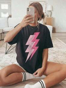 Camiseta suave 100% algodón. Camiseta de manga corta de algodón puro para mujer, novedad de verano, con diseño de rayo rosa brillante y temática genial, nítida y elegante. Top de estilo moderno con purpurina rosa y estampado de rayos doble capa, camisa básica casual holgada y de gran tamaño. Adecuado para salidas diarias, conjuntos personalizados, looks de estilo urbano y diversas ocasiones. Ropa de Mujer de Estilo Europeo y Americano, Dulce y Moderna, Lavable a Máquina. Un regalo para familiares, hermanos, amigos, padres o maestros. Camiseta de algodón transpirable, combina con todo. - Negro - Ver 1