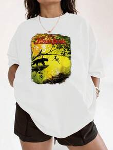 Vibrant Jungle Adventure Scene With A Child Swinging Between Trees And A Majestic Animal Symbolizing Freedom And Connection With Nature. Comfortable Women's T-Shirt For Everyday Wear Made Of Soft And Breathable Fabric. - 白色 - 查看 1