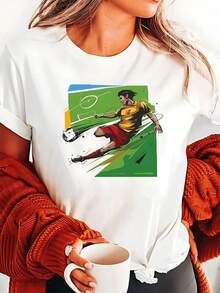La imagen muestra a un jugador de fútbol en pleno disparo al gol simbolizando esfuerzo pasión y energía sobre un fondo verde que representa el campo de juego camiseta de mujer  cómoda transpirable ideal para uso casual y deportivo - Blanco - Ver 2