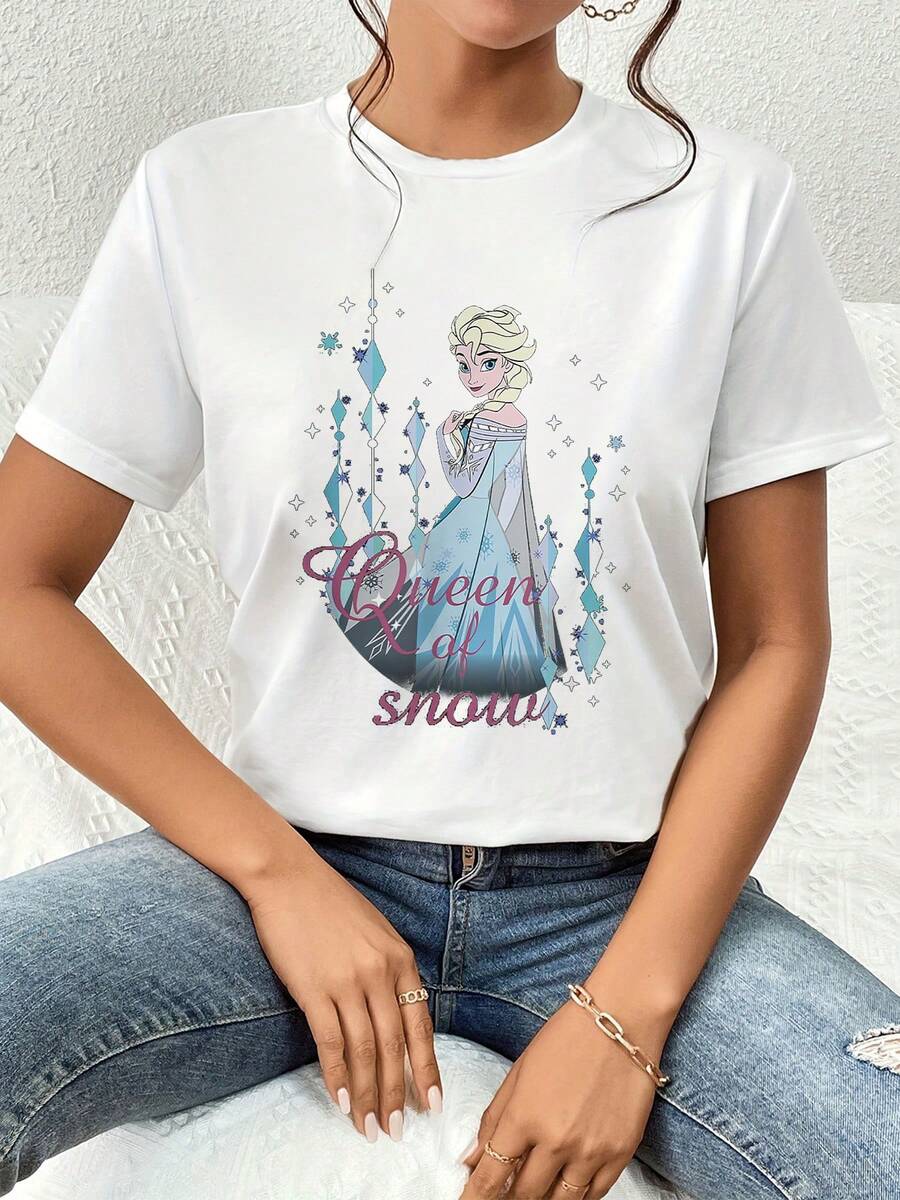 Ilustración que representa a una majestuosa reina de hielo rodeada de cristales brillantes y copos de nieve que simbolizan elegancia y poder en un mundo invernal mágico camiseta de mujer cómoda y suave ideal para uso casual - Blanco - Ver 1