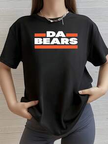 Frase audaz DA BEARS en letras blancas con líneas horizontales rojas transmitiendo fuerza energía y espíritu deportivo camiseta de mujer casual moderna cómoda para uso diario - Negro - Ver 8