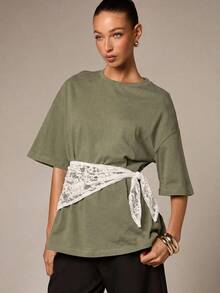 Blusa casual de uso diario con cuello redondo, mangas cortas, detalles de encaje y un cinturón decorativo blanco - Verde militar - Ver 12
