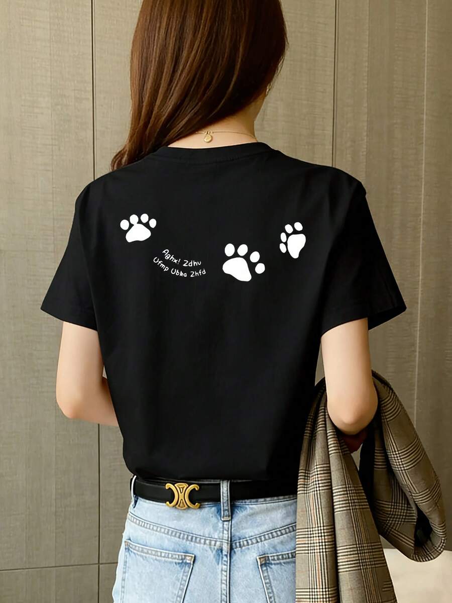 Simple And Versatile Design [100% Cotton Short Sleeve T-Shirt With Paw Print And Random Text Pattern] Black Paw Print Print With Random Lettering Decorative Elements, Featuring A Minimalist And Quirky Style, Loose And Casual Fit, Breathable And Skin-Friendly Fabric, Easy To Match, Affordable, Durable And Machine Washable, Suitable For Gatherings With Friends And Everyday Outings, Unisex, It's A Practical Item That Attracts Attention With Its Unique Style. Cotton T-Shirt - 黑色 - 查看 1