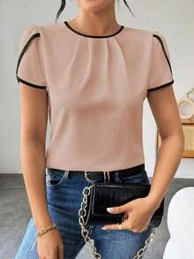 Camisa elegante de manga corta con cuello redondo y bloques de color con borde contrastante, ideal para el verano - Caqui - Ver 6