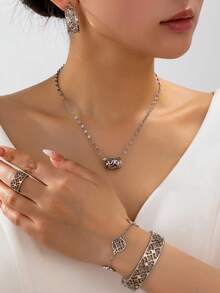 一套刻有三叶草图案的金色首饰套装，包含：1 对耳环、1 条项链、1 条手链、1 个手镯、1 枚戒指。 - 銀色 - 查看 3