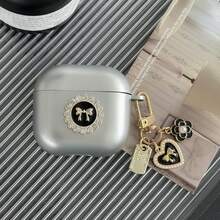 Hộp đựng tai nghe Apple thời trang này có thiết kế nơ ngọc trai 3D, các chi tiết nơ hình trái tim và mặt dây chuyền nơ hoa. Sản phẩm được thiết kế cho một bên tai nghe, có khả năng chống sốc, bảo vệ cao, chống bụi và rất thời trang, phù hợp cho thanh thiếu niên và người trẻ tuổi. Có thể sử dụng hàng ngày hoặc làm quà tặng. - Nhiều màu - Xem 12