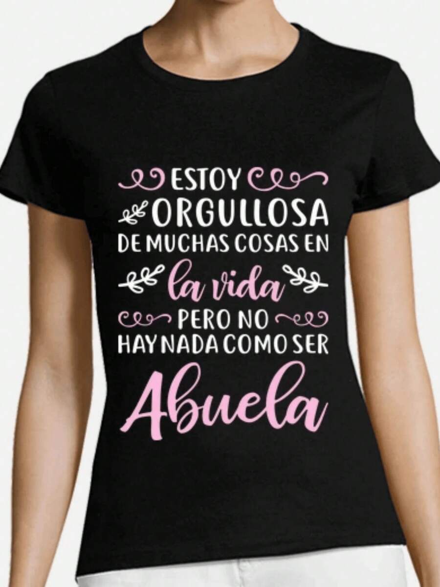 Demuestra Tu Orgullo Como Abuela Con Esta Camiseta De Mujer Que Dice Estoy Orgullosa De Muchas Cosas En La Vida Pero No Hay Nada Como Ser Abuela Camiseta De Mujer - Negro - Ver 1