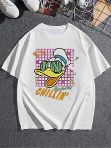 Duck With Large Glasses On A Colorful Geometric Background Conveying Fun Energy And A Relaxed Birthday Spirit, Ideal For Those Who Love Fashion And Cheerful Images. Comfortable And Casual Women's T-Shirt For Everyday Wear. - 白色 - 查看 3