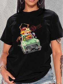 Ilustración divertida de grupo de personajes de colores viajando en coche verde simbolizando amistad aventura y alegría camiseta de mujer  cómoda y moderna para uso diario - Negro - Ver 6