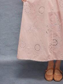 x Tata & Beatriz  Vestido midi sin mangas con ajuste entallado y vuelo, escote corazón, copas con aros, bordado con conchas marinas, cintura baja, ideal para primavera y vacaciones en la playa - Rosa vieja - Ver 5